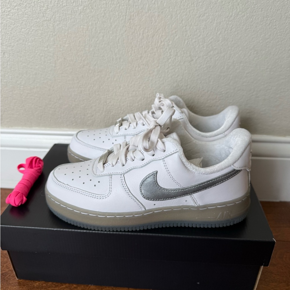 Nike Women/Men Air Force 1 White Sneakers with Silver Swoosh 7 NIB